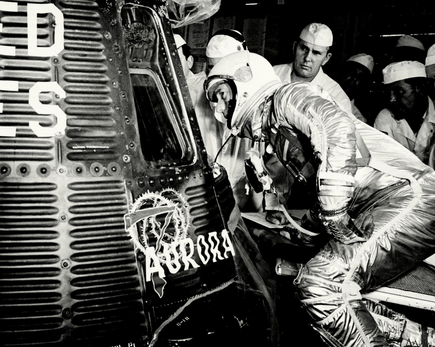 MERCURY ASTRONAUT SCOTT CARPENTER INSPECTS AURORA 7 - 8X10 NASA PHOTO (AA-300)