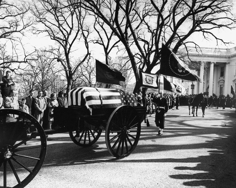 PRESIDENT JOHN F. KENNEDY LEAVES WHITE HOUSE FOR LAST TIME - 8X10 PHOTO (EE-137)