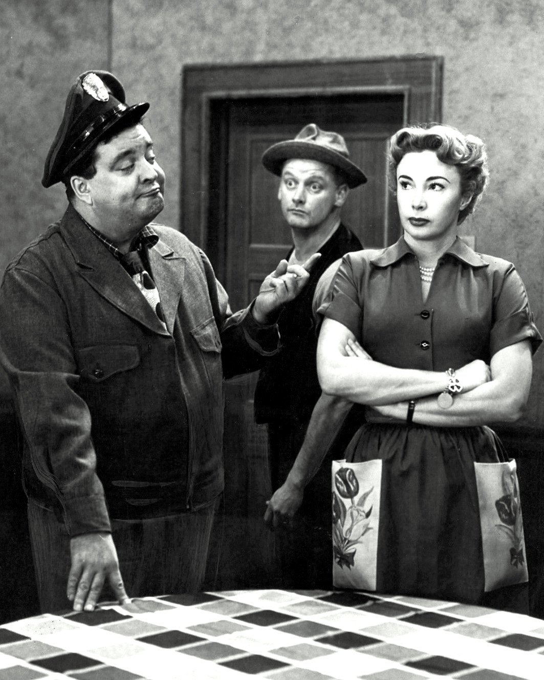 JACKIE GLEASON ART CARNEY AUDREY MEADOWS "THE HONEYMOONERS" 8X10 PHOTO (DA-550)
