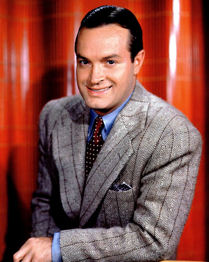 BOB HOPE LEGENDARY ENTERTAINER - 8X10 PUBLICITY PHOTO (DA-551)