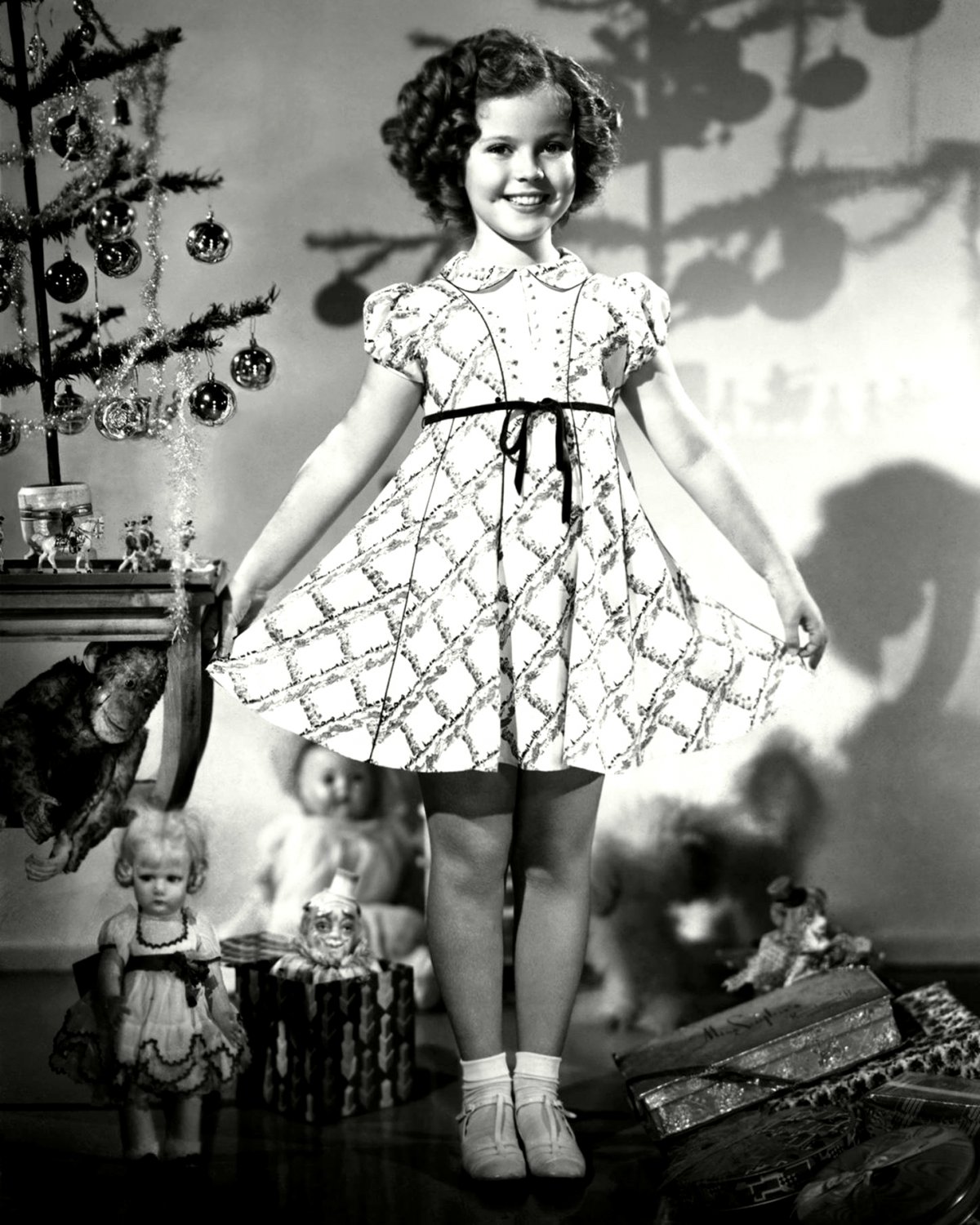 SHIRLEY TEMPLE LEGENDARY ACTRESS - 8X10 PUBLICITY PHOTO (DA-077)