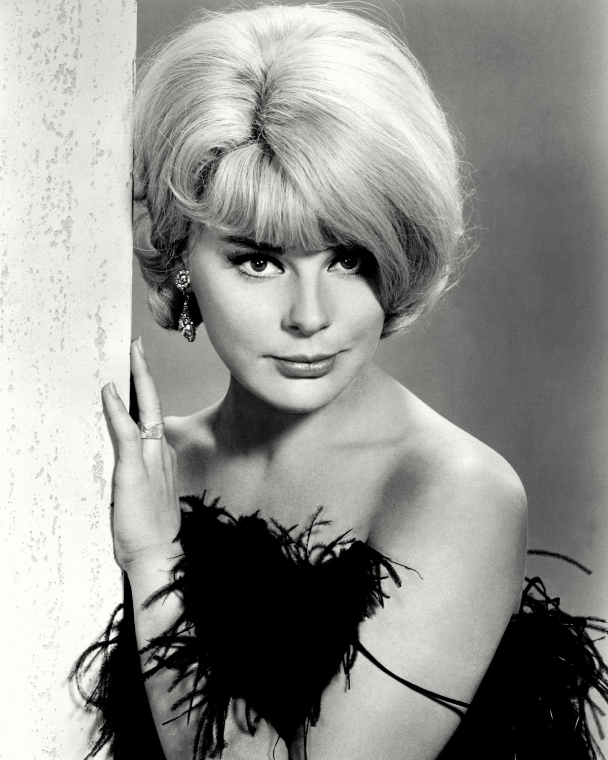 ELKE SOMMER IN THE 1965 FILM 'THE MONEY TRAP' - 8X10 PUBLICITY PHOTO (ZY-211)