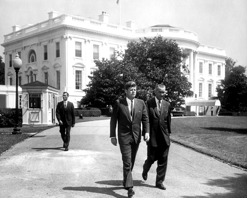 PRESIDENT JOHN F. KENNEDY & LYNDON JOHNSON ON SOUTH LAWN - 8X10 PHOTO (AA-335)