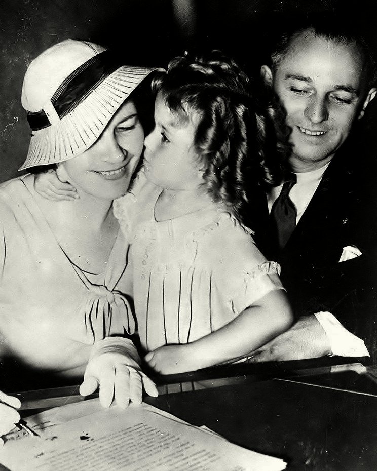 SHIRLEY TEMPLE WITH PARENTS IN 1934 - 8X10 PUBLICITY PHOTO (BB-878)