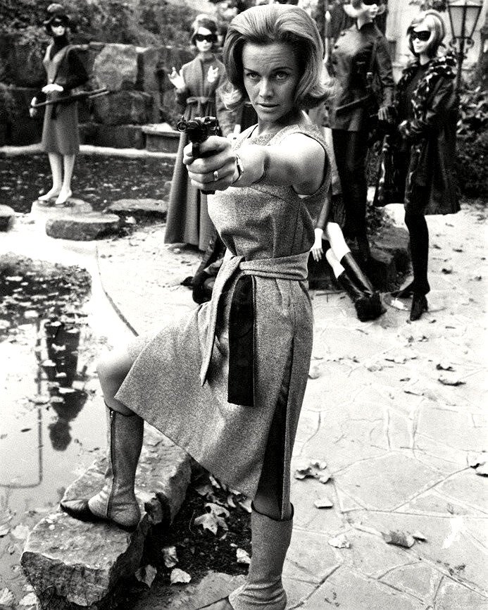 HONOR BLACKMAN IN "THE AVENGERS" - 8X10 PUBLICITY PHOTO (AB-192)