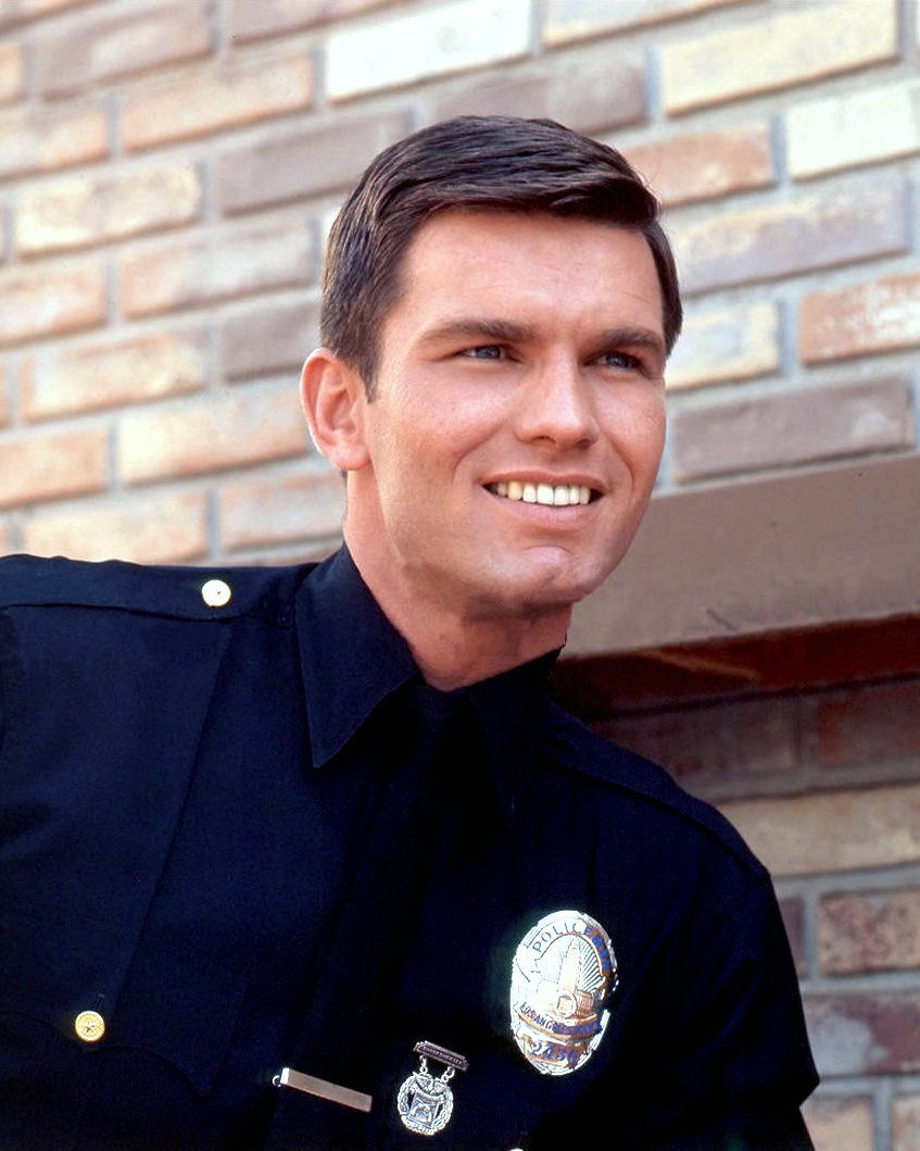 KENT McCORD AS OFFICER JIM REED IN 'ADAM 12' - 8X10 PUBLICITY PHOTO (AA-789)