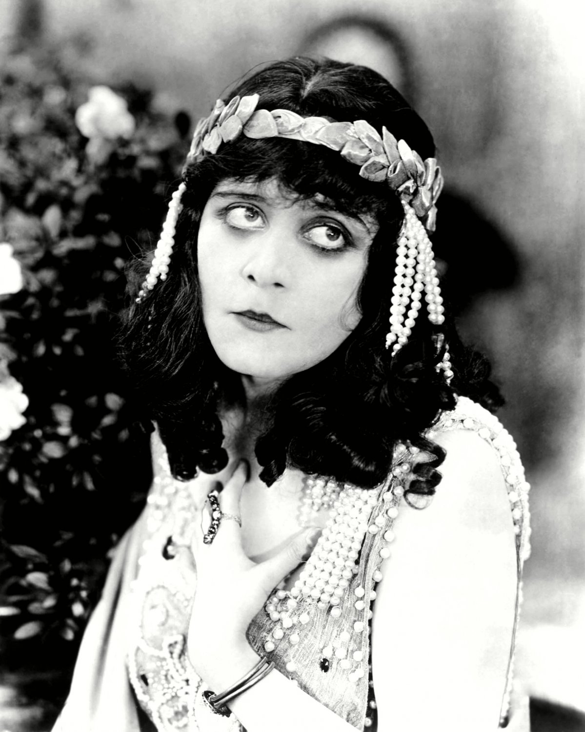 THEDA BARA IN THE 1917 SILENT FILM "CLEOPATRA" - 8X10 PUBLICITY PHOTO ...