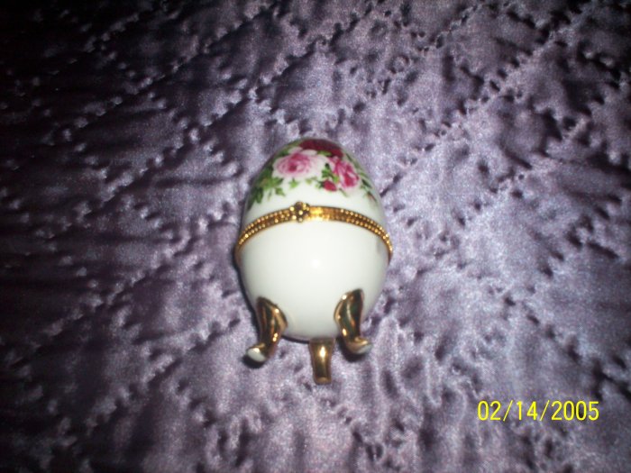 Egg shaped white trinket w/ flowers