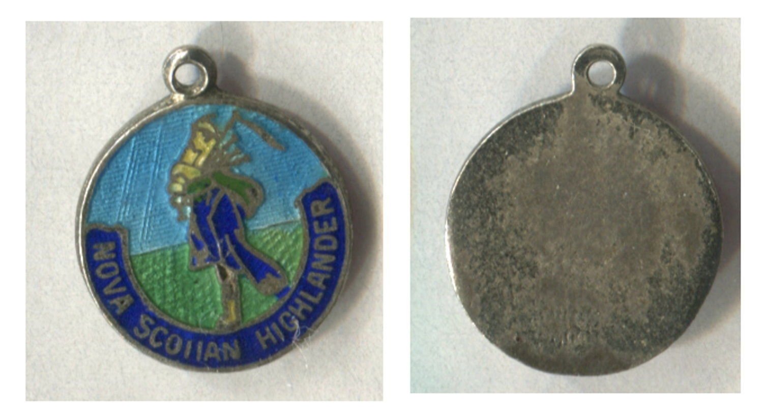 ROUND ENAMEL COUNTRY TRAVEL SOUVENIR CHARM : NOVA SCOTIA HIGHLANDER