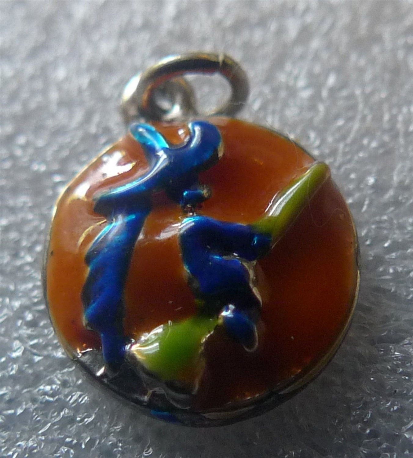 ENAMEL HALLOWEEN CHARM : WITCH ON A BROOMSTICK / ORANGE BACKGROUND