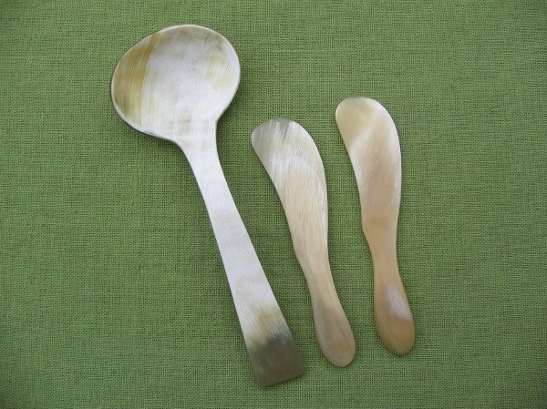 DeNatura. Cow Horn Serving Spoon and Two Spreaders
