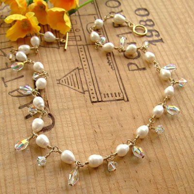 Swarovski Crystal Necklace with White Pearls and Gold - N144