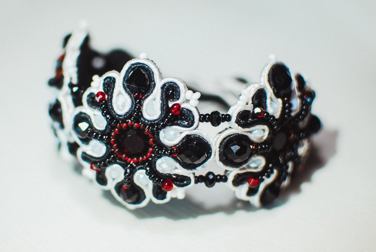 Soutache bracelet, White, black and red bracelet with crystal, Embroidered bracelet, Beaded bracelet