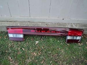 02 SUBARU OUTBACK SEDAN REAR CENTER TAIL LIGHT PANEL