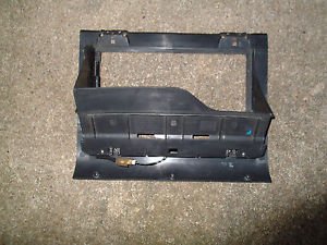 RANGE ROVER P38 GLOVE BOX INSERT LATCH AWR5608