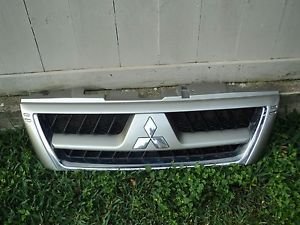 03 MITSUBISHI MONTERO LIMITED FULL SIZE FRONT RADIATOR GRILL BUMPER GRILLE