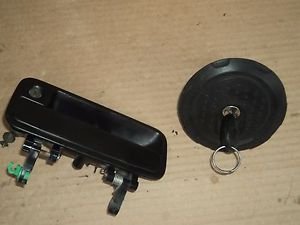 LAND ROVER FREELANDER DRIVER LH DOOR HANDLE W/KEY CYLINDER GAS CAP W/CYLINDER