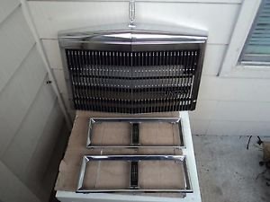 89 LINCOLN TOWN CAR GRILLE WITH LEFT AND RIGHT HEADLIGHT BEZEL MOLDING PANEL