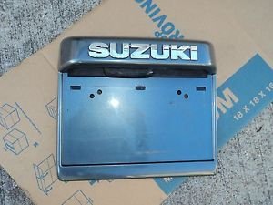 05 SUZUKI XL7 REAR LICENSE PLATE BRACKET MOULDING TRIM GREY
