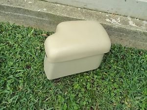 01 02 03 04 SATURN L100 L200 L300 CENTER CONSOLE ARMREST OATMEAL COLOR