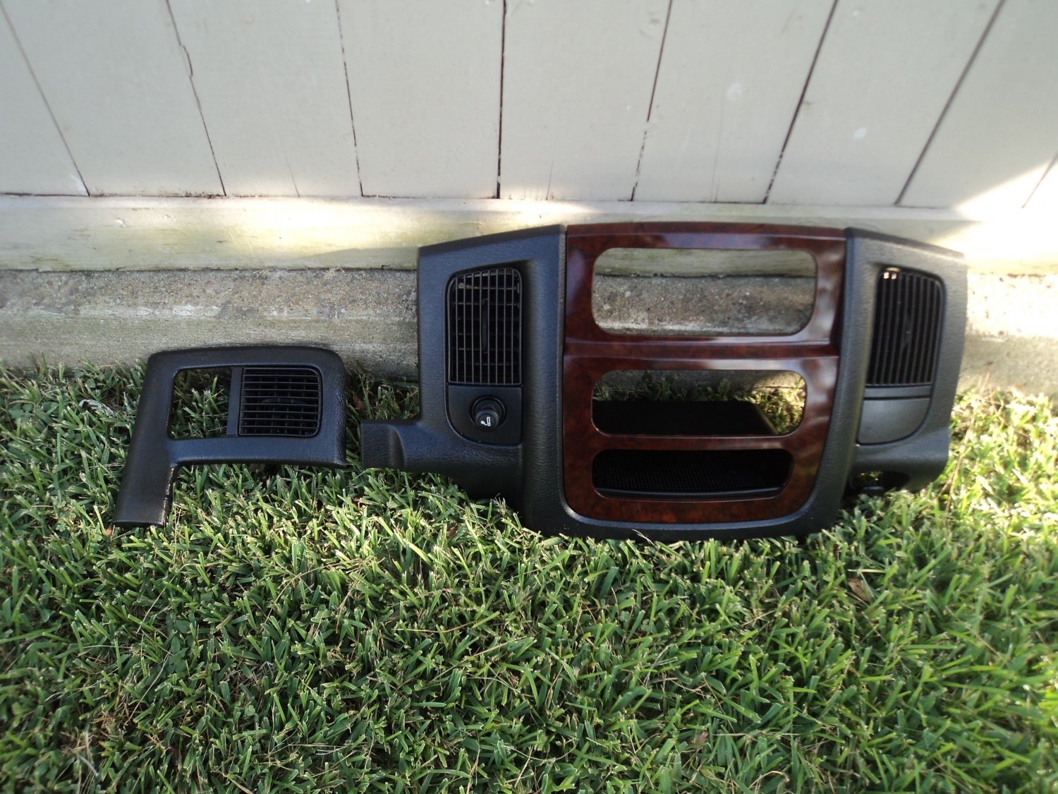 02-05 DODGE RAM CENTER DASH RADIO BEZEL TRIM PANEL WOOD FINISHED W/DARK SLATE