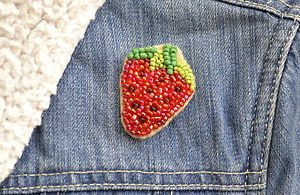 Strawberry brooch - handmade beaded strawberry summer fruit kawaii trendy brooch