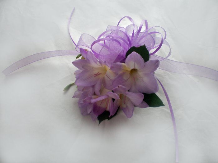 KFW 202 Freesia corcage