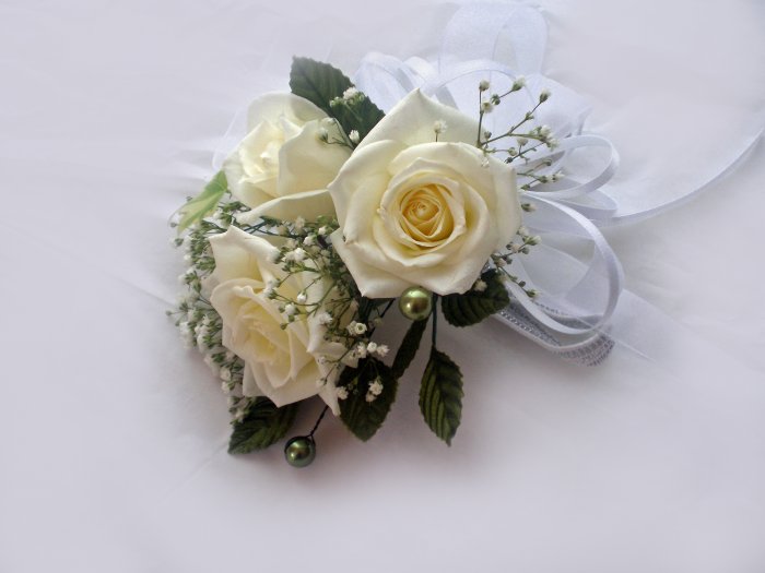 KFW 209 White rose corcage