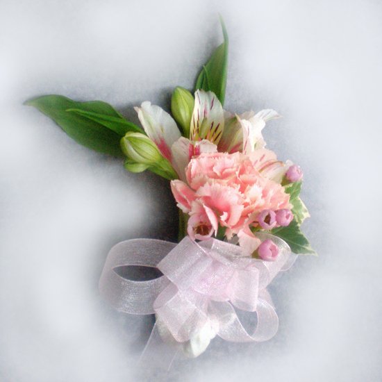 KFW 210 White Alstromeria corcage