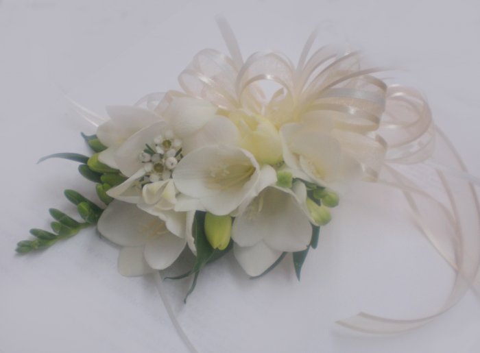 KFW 211White freesia corcage