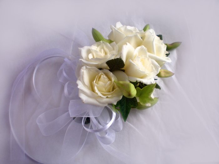 KFW 212 Pure white corsage