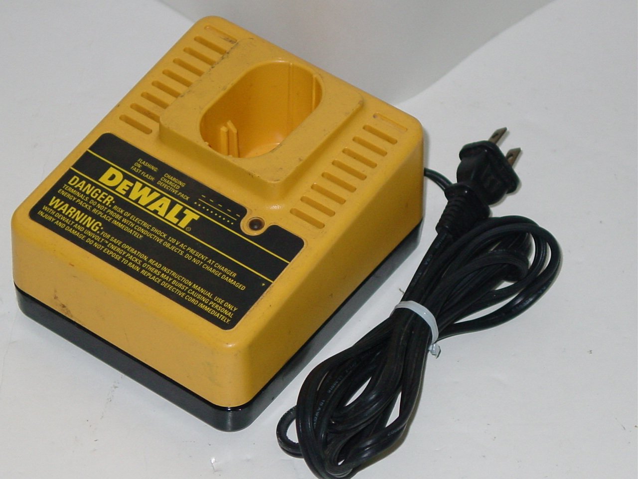 DeWALT DW9104 Battery Charger Charger