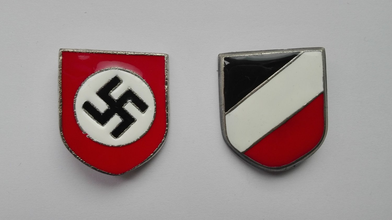 WWII GERMAN PITH HELMET INSIGNIA