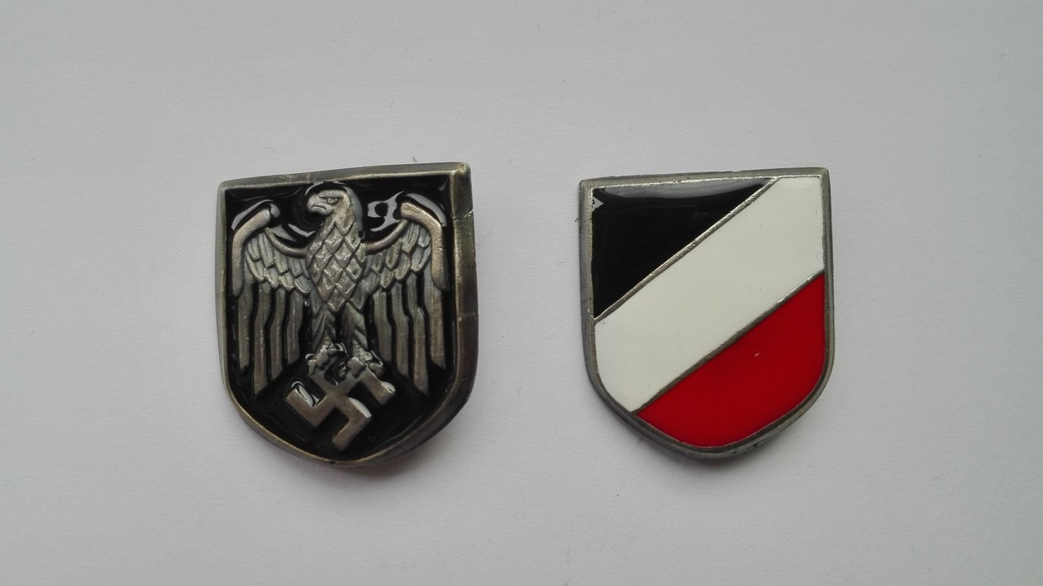 WWII GERMAN PITH HELMET INSIGNIA