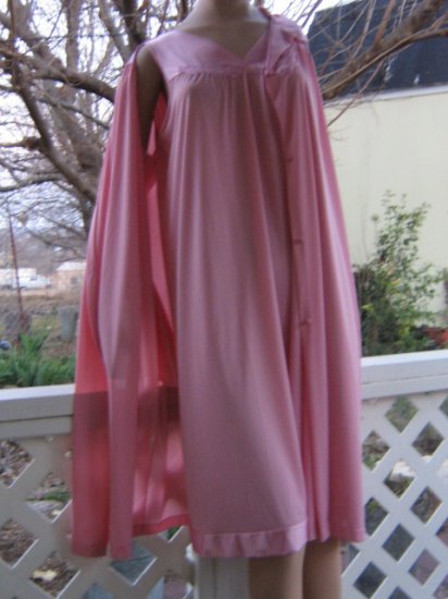 Silky no frill vintage Vanity Fair Nightgown Peignoir Set M L