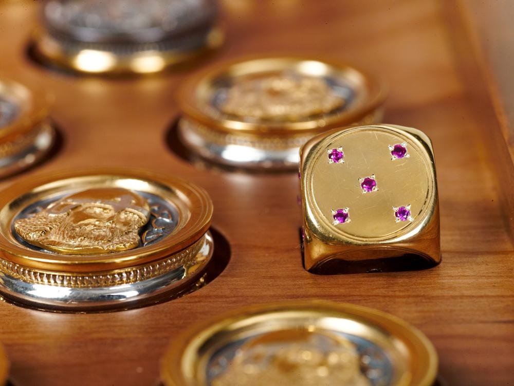 Chess. Elite. Status. Luxury. Antique. Luxury present. Elite gift. Personalised. Gold