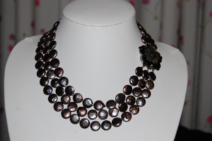 Peacock Graduated Coin Pearl Necklace N1019