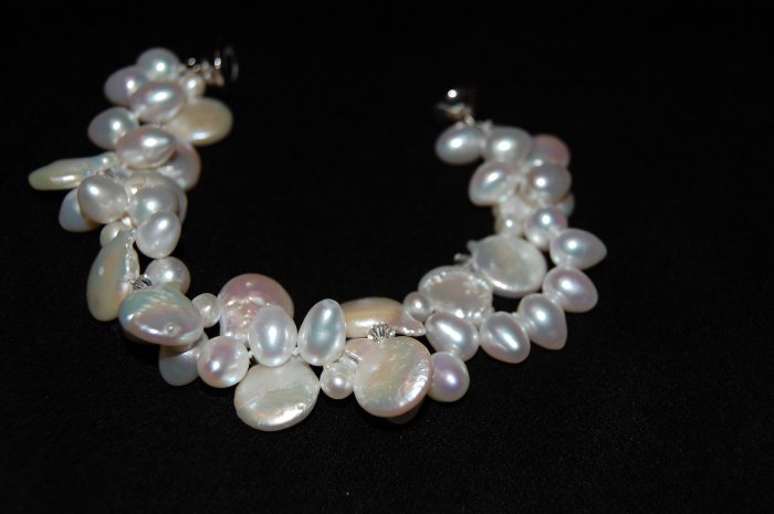 White Coin pearl with Zig Zag Bracelet B1170