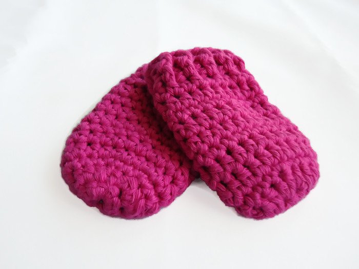 Adorable crocheted baby mittens by misspiggystore