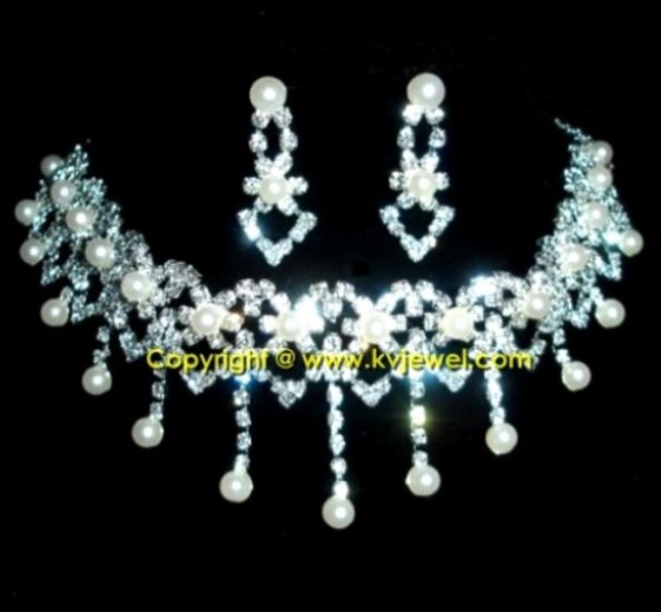 Pearl and rhinestone necklace set