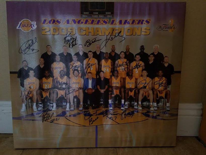 KOBE BRYANT AND THE LOS ANGELES LAKERS 2008 2009 TEAM SIGNED PHOTO