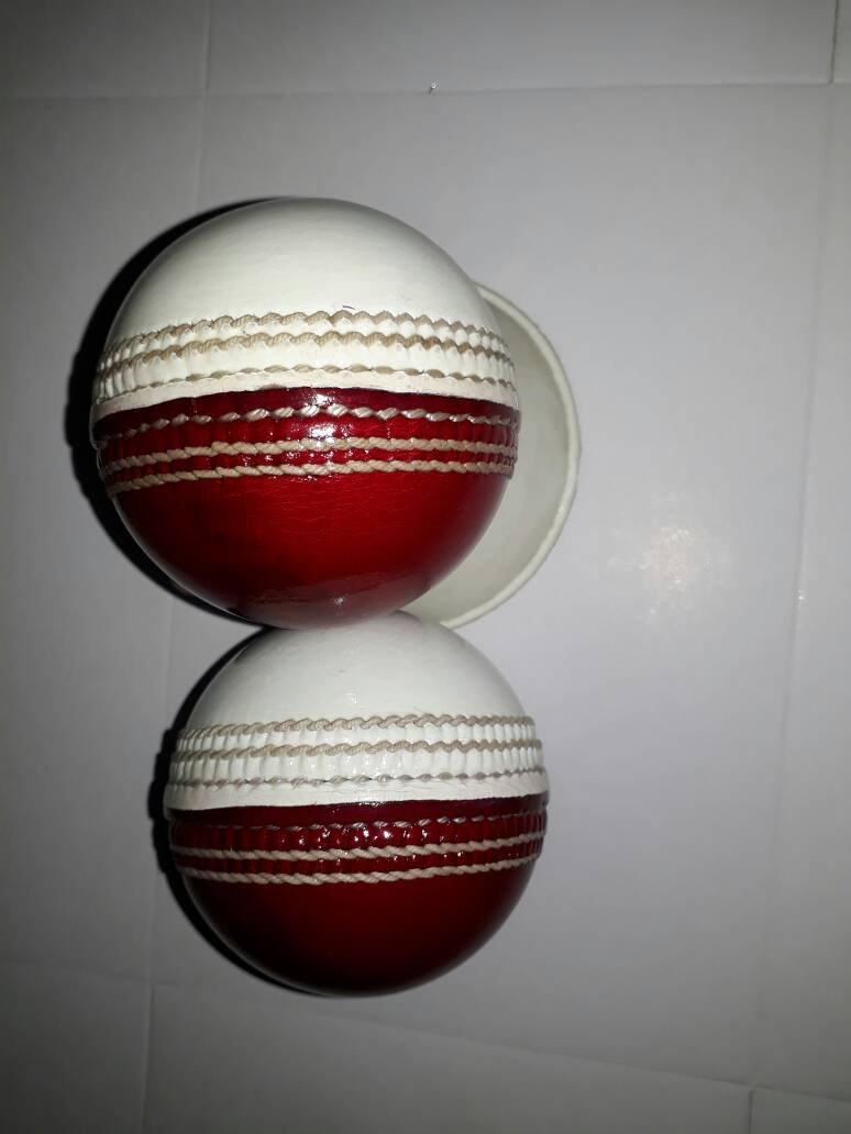 New Red& White 156 GM Conforming to MCC Regulation leather cricket balls pack of 6