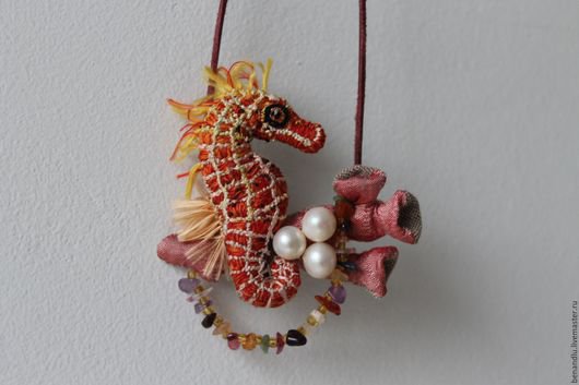 BENANDLU - Embroidered pendant. Seahorse (silk embroidery)