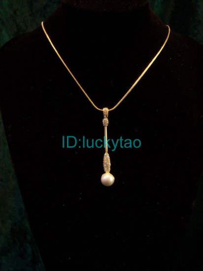 sparking shining noblest unique golden pearl necklace
