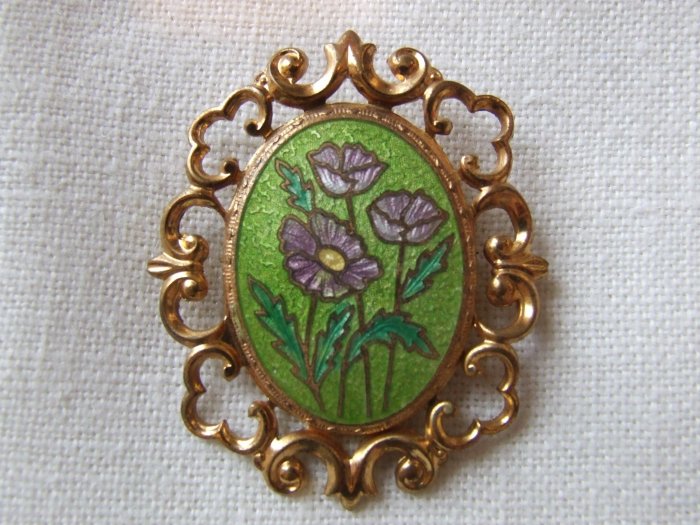Brooch Antique Gold with green gilt overlay