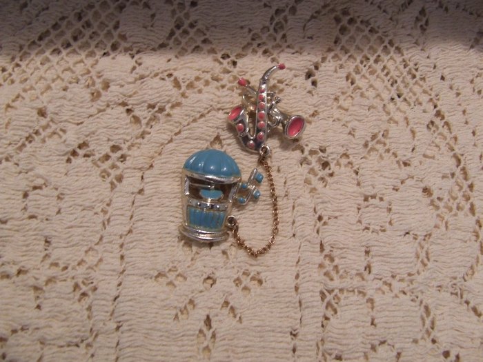 Sweater Chatelaine Pin - Jukebox & Saxophone