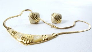Avon Necklace & Earring Set