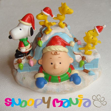 Snoopy ornament: Charlie coming out from an igloo