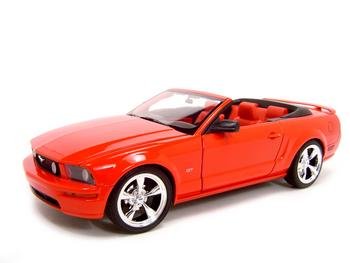 2005 FORD MUSTANG GT RED CONV. 1:18 DIECAST MODEL