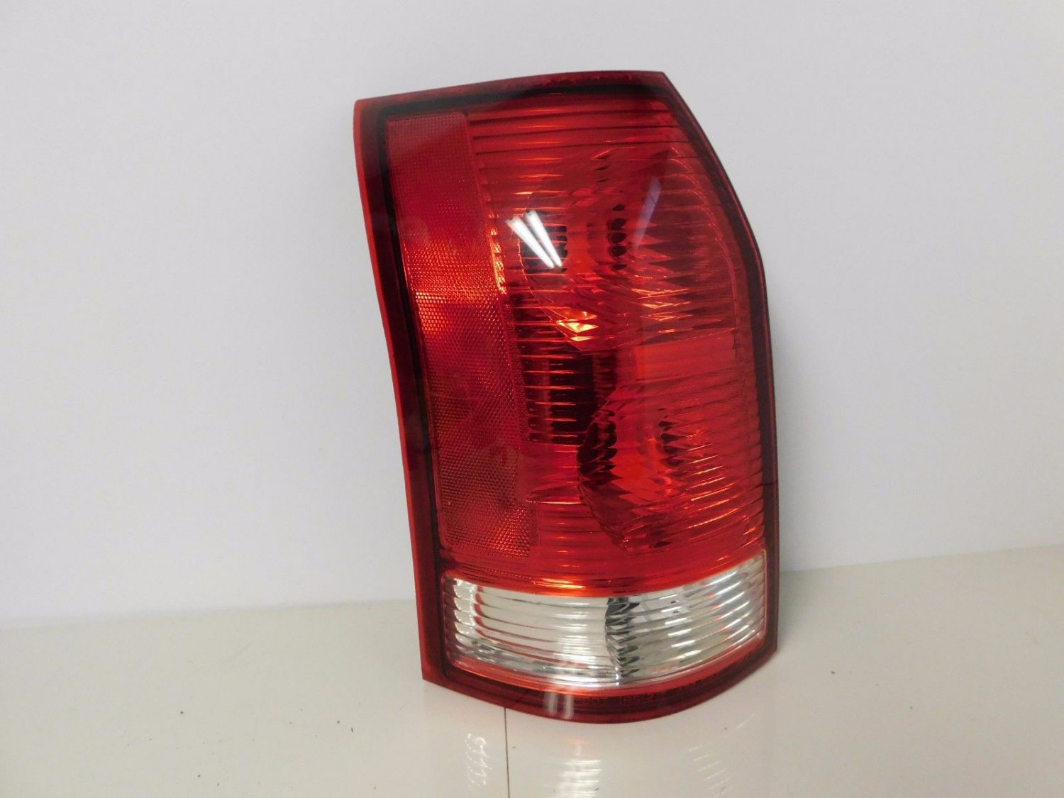 2002 2003 2004 2005 2006 2007 Saturn Vue Driver Tail Light Lamp Rear OEM